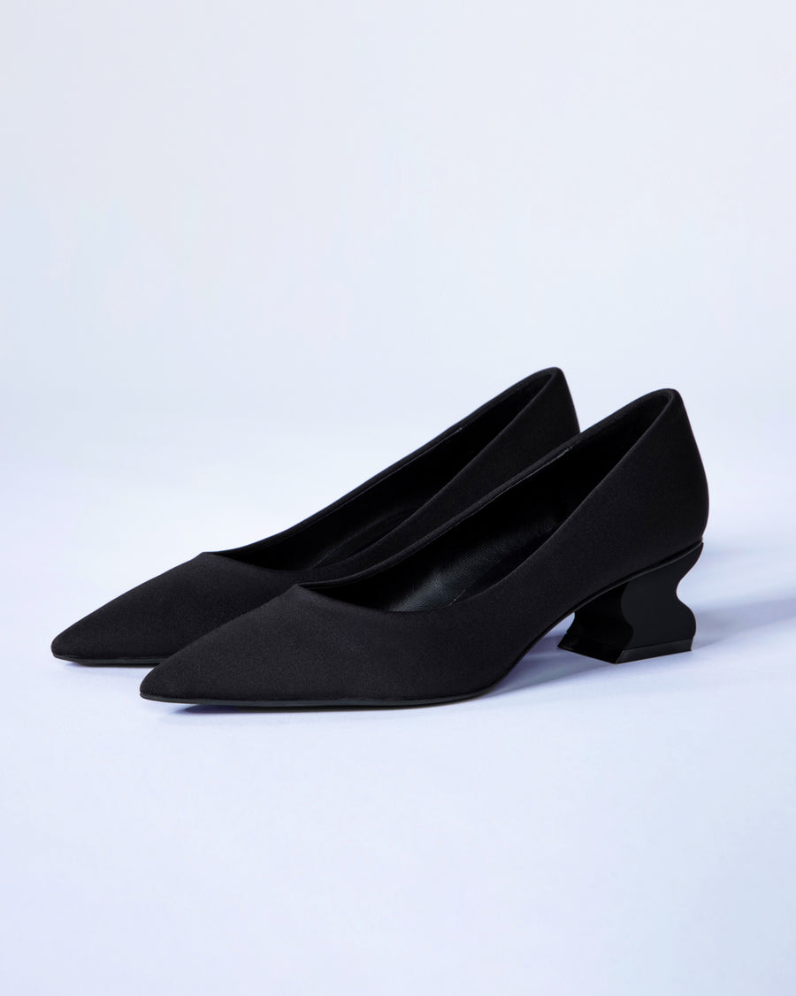 iRi MONLE Black Pointed Toe Pump